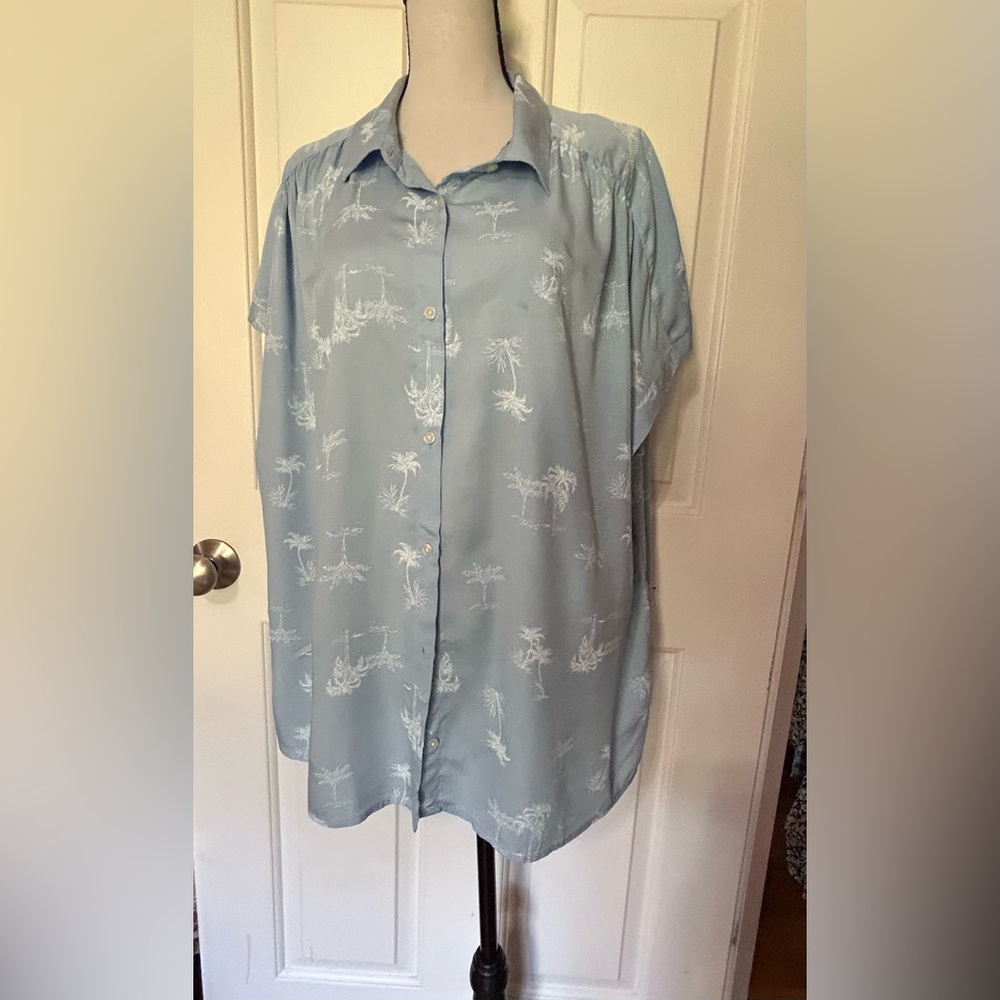 Lucky Brand Blue and White Blouse Tropical Print NWT XL Button, Raglan Sleeves